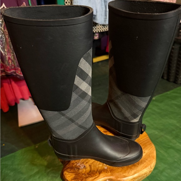 Burberry Black and Gray Winter Boots for Rainy Days - Picture 8 of 9